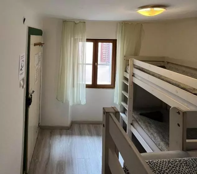 اتاق استاندارد چهارنفره با سرویس بهداشتی مشترک, Hostel Piran