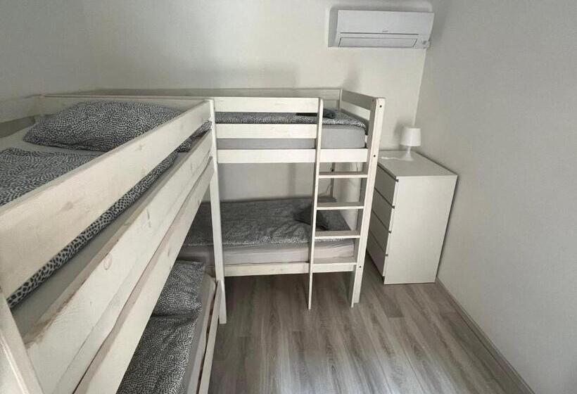 اتاق استاندارد چهارنفره با سرویس بهداشتی مشترک, Hostel Piran