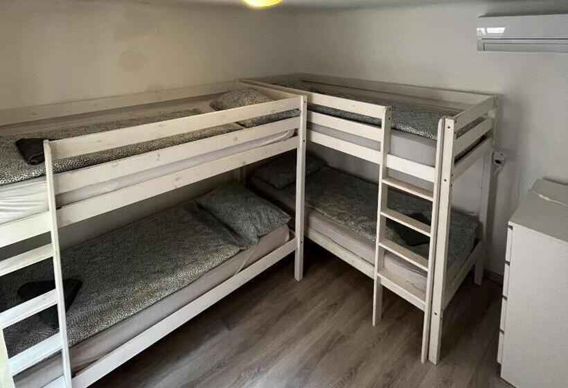 اتاق استاندارد چهارنفره با سرویس بهداشتی مشترک, Hostel Piran