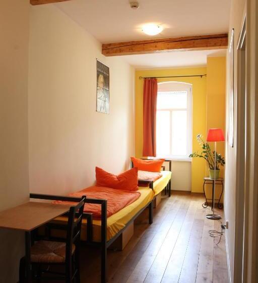 غرفة قياسية, Opera Hostel