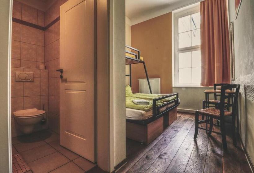 غرفة قياسية ثلاثية, Opera Hostel