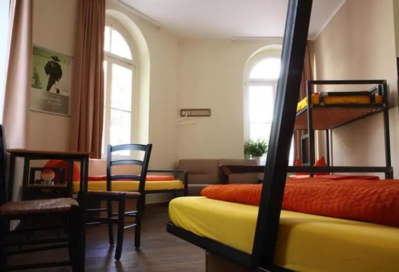 Vuode Makuusalissa, Opera Hostel