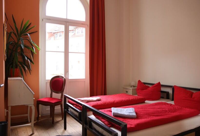 غرفة قياسية, Opera Hostel