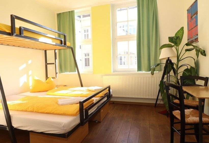 Трехместный Номер Стандарт Совместная Ванная, Opera Hostel