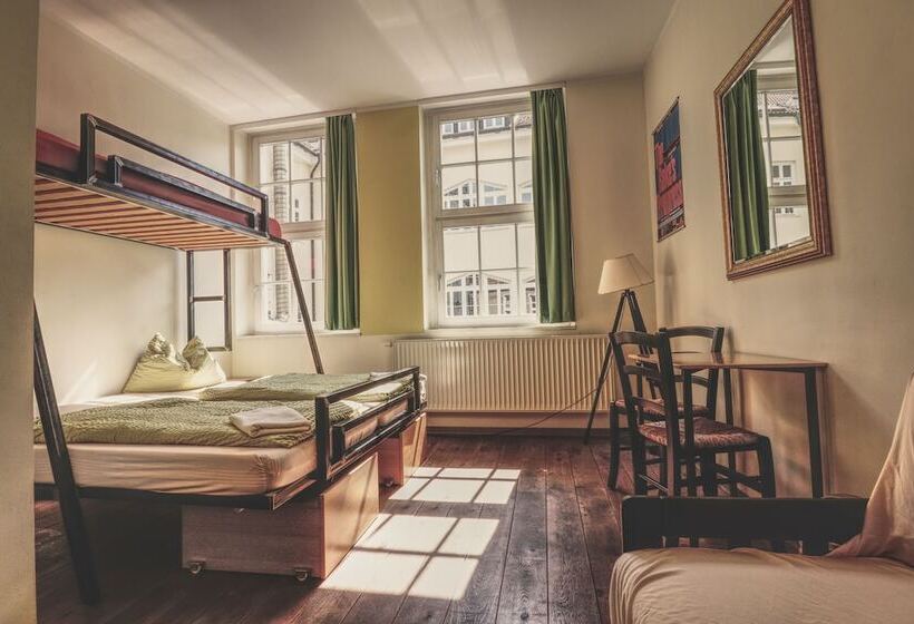 스탠다드 트리픔 룸 공동욕실, Opera Hostel