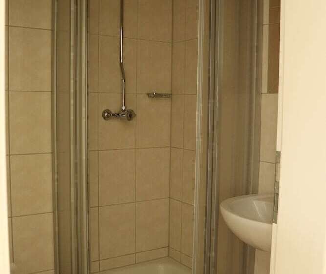 غرفة قياسية ثلاثية, Opera Hostel