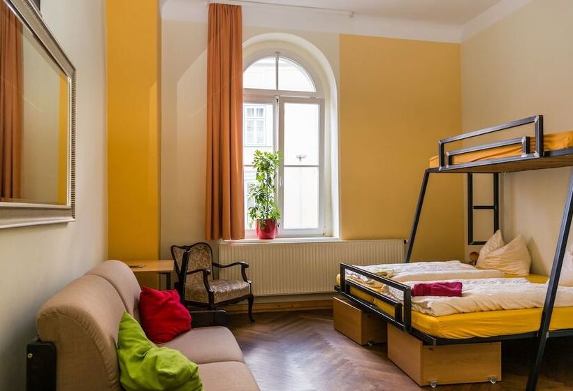 스탠다드 트리플 룸, Opera Hostel