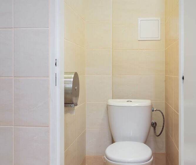 اتاق استاندارد چهارنفره با سرویس بهداشتی مشترک, Patio Hostel