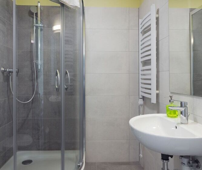 اتاق استاندارد چهارنفره با سرویس بهداشتی مشترک, Patio Hostel