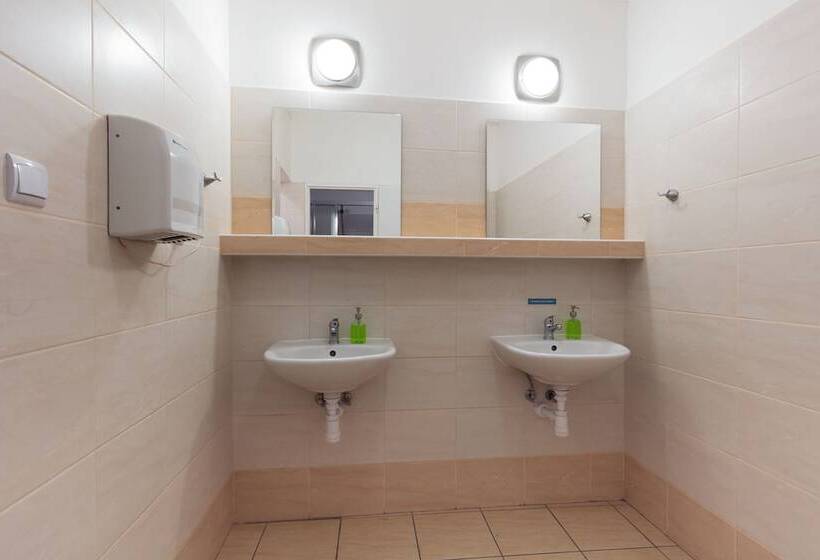 Bed in Shared Room with Shared Bathroom, Patio Hostel