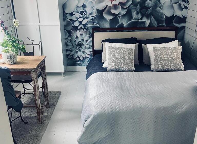 اتاق استاندارد, Houseboat Bonnie