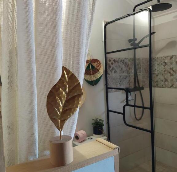 اتاق استاندارد, Les Baroudeurs Hostel