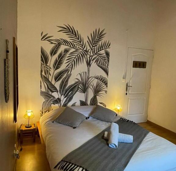 اتاق استاندارد, Les Baroudeurs Hostel