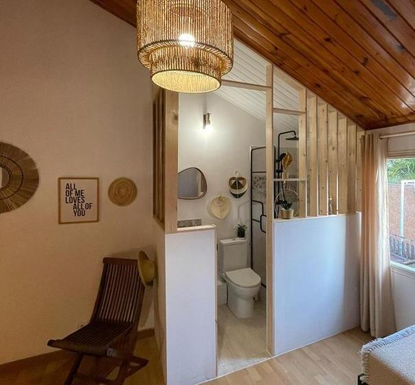 اتاق استاندارد, Les Baroudeurs Hostel