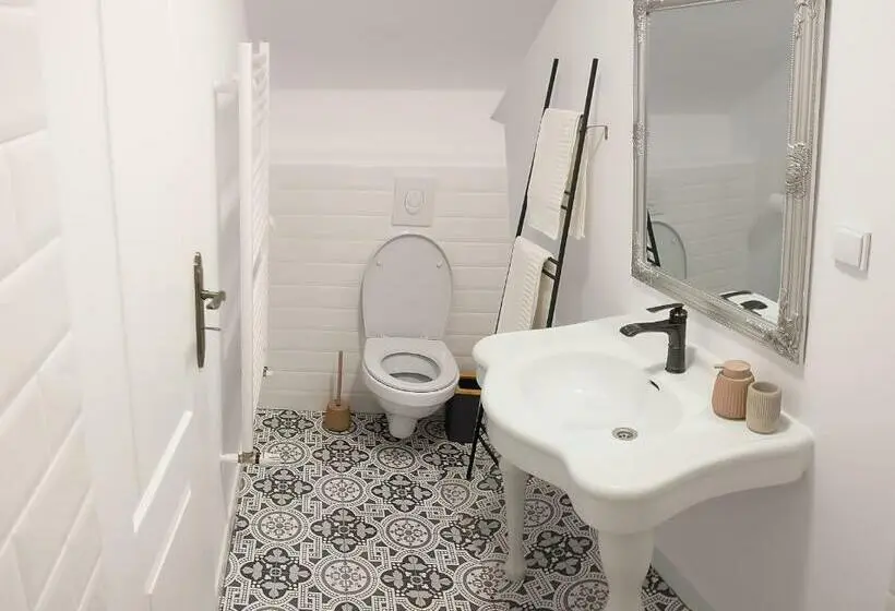 اتاق لوکس با چشم‌انداز, La Fontaine