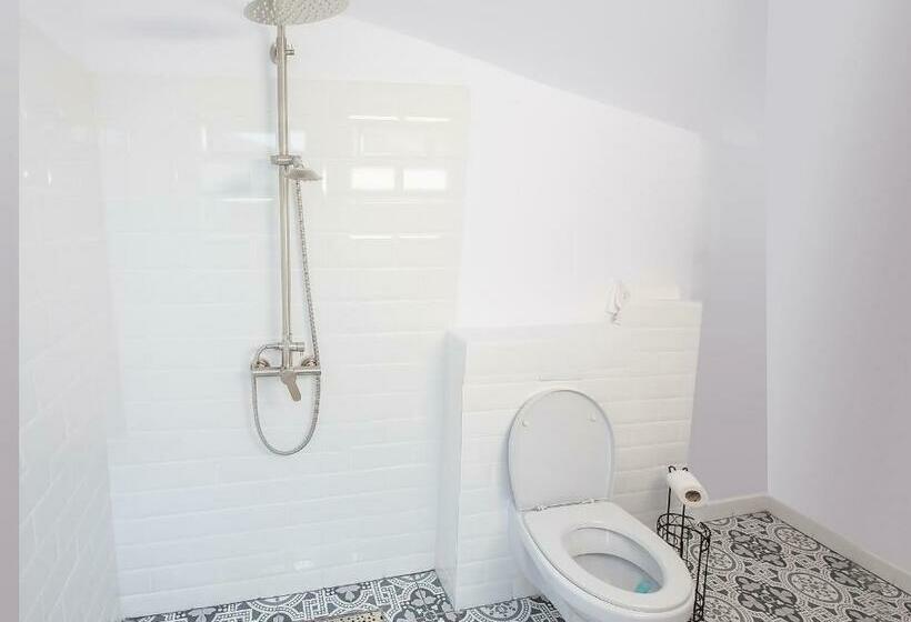 חדר משפחתי נוף לגינה, La Fontaine