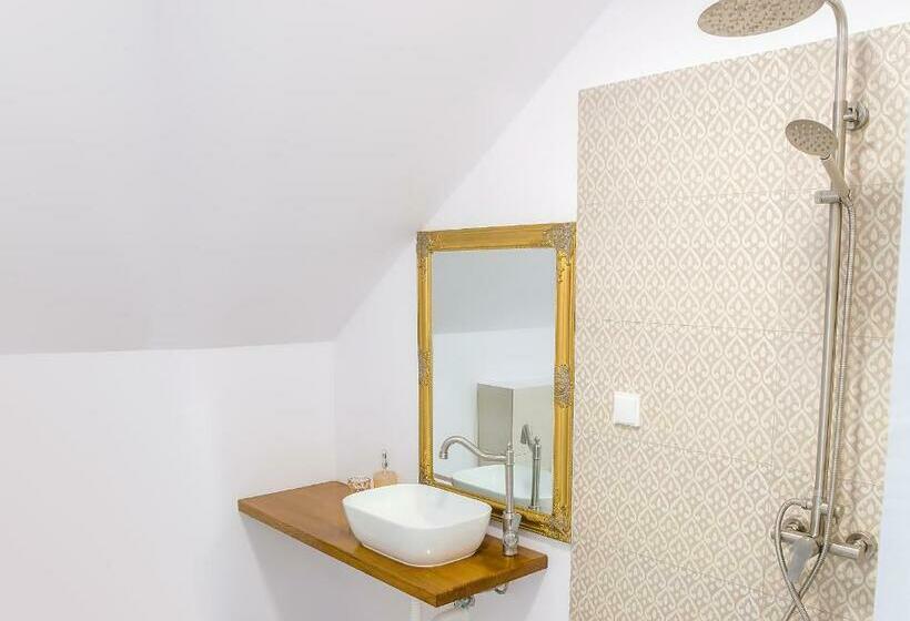 חדר משפחתי, La Fontaine