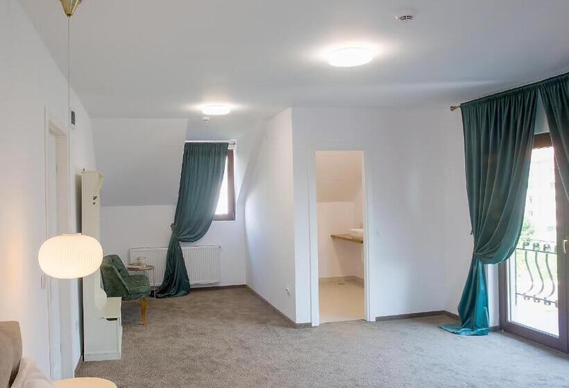 חדר משפחתי, La Fontaine