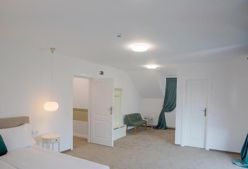 חדר משפחתי, La Fontaine