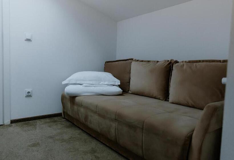 חדר משפחתי נוף לגינה, La Fontaine