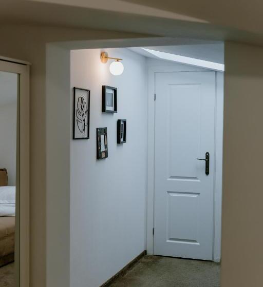 חדר משפחתי נוף לגינה, La Fontaine