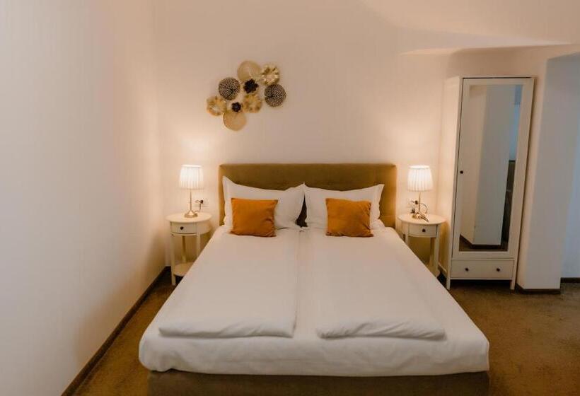 חדר משפחתי נוף לגינה, La Fontaine