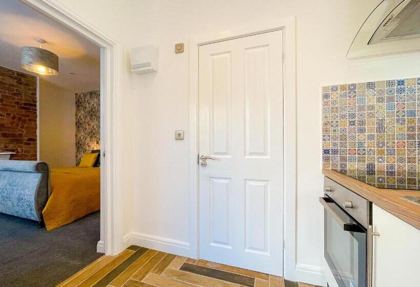 デラックススタジオ, 46 Ashfield Rd, Altrincham