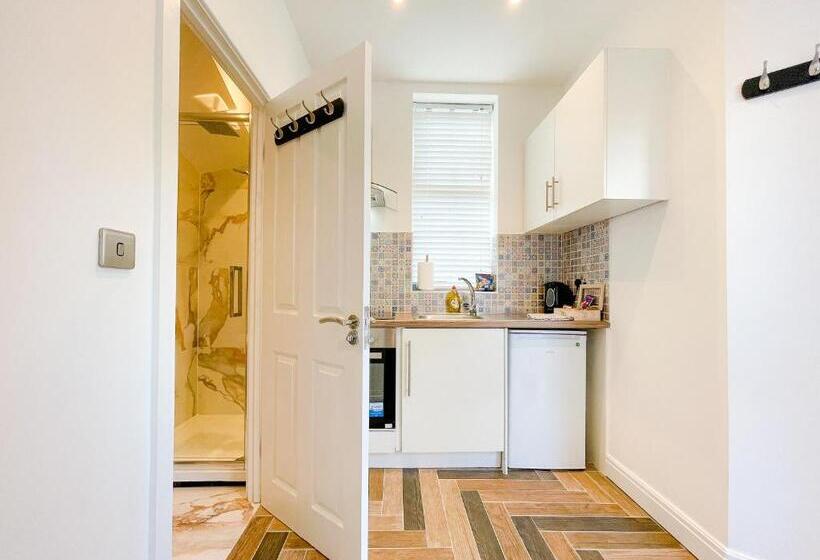 デラックススタジオ, 46 Ashfield Rd, Altrincham