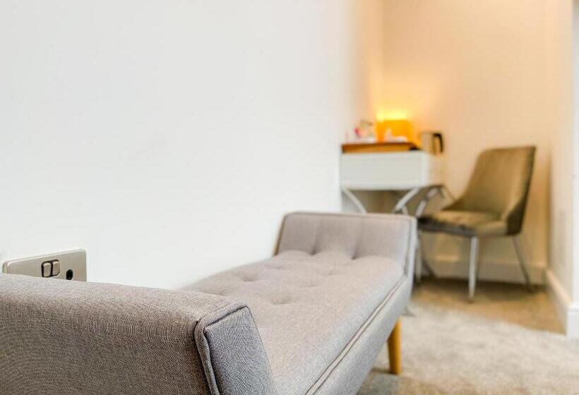 Quarto Estandar, 46 Ashfield Rd, Altrincham
