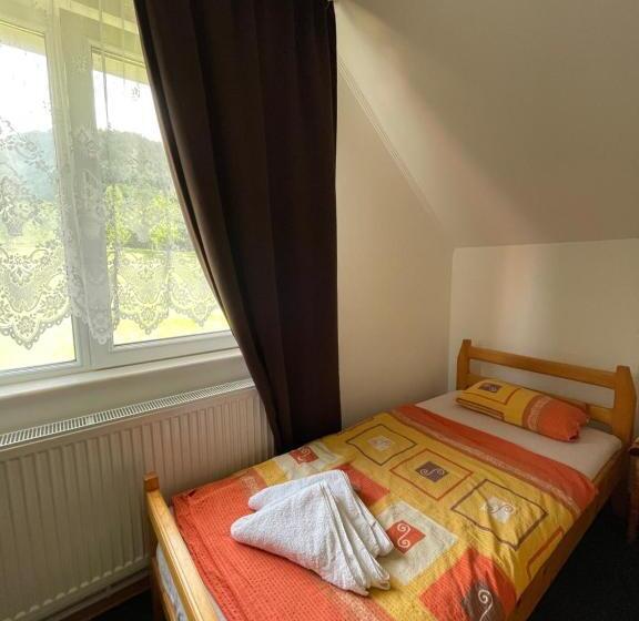 غرفة قياسية ثلاثية مطلة علي الحديقة, Kati Guesthouse