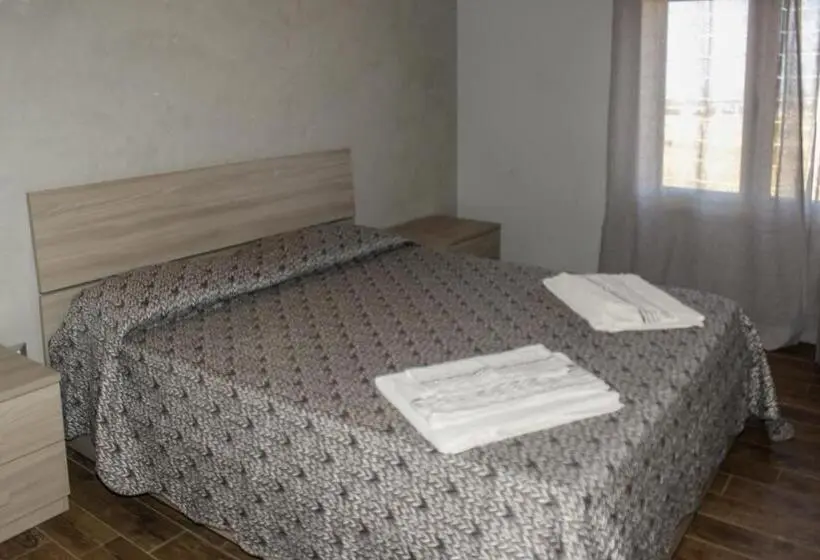 Huoneisto 1 Makuuhuone Allasnäkymä, Villa Ada