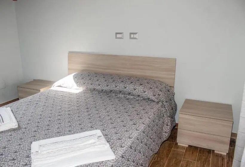 Huoneisto 1 Makuuhuone Allasnäkymä, Villa Ada