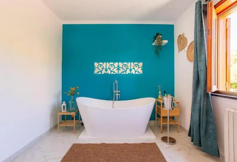 キングサイズベッドのスイートルーム, Villa Mariel Suites & Apartment