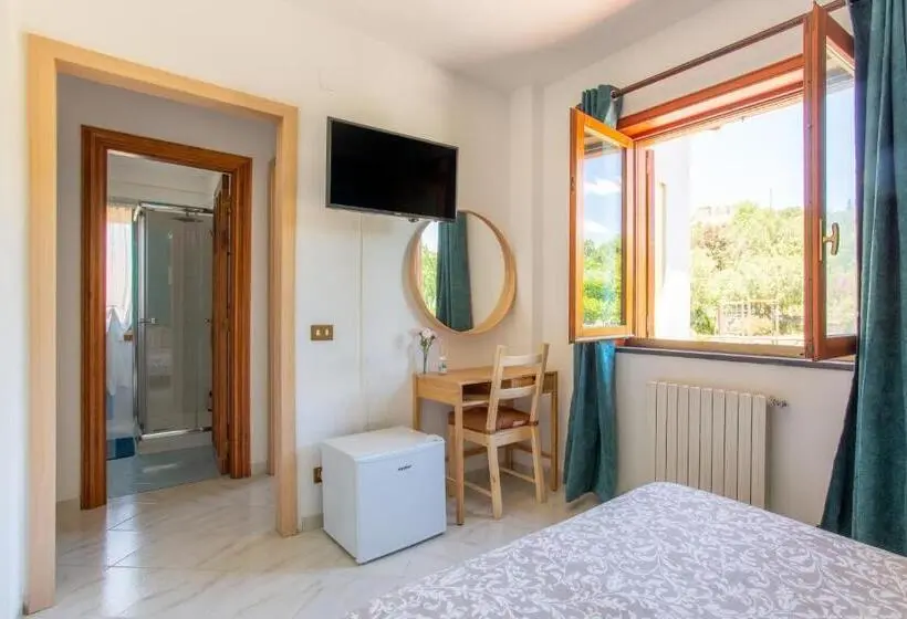 キングサイズベッドのスイートルーム, Villa Mariel Suites & Apartment