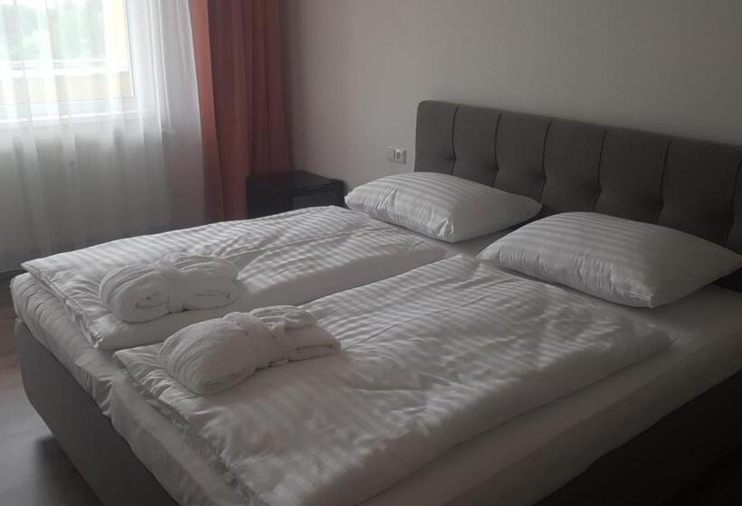 غرفة قياسية مزوَّدة بشُرفة, Ubytování Hanka V Hotelovém Pokoji C408 Top View