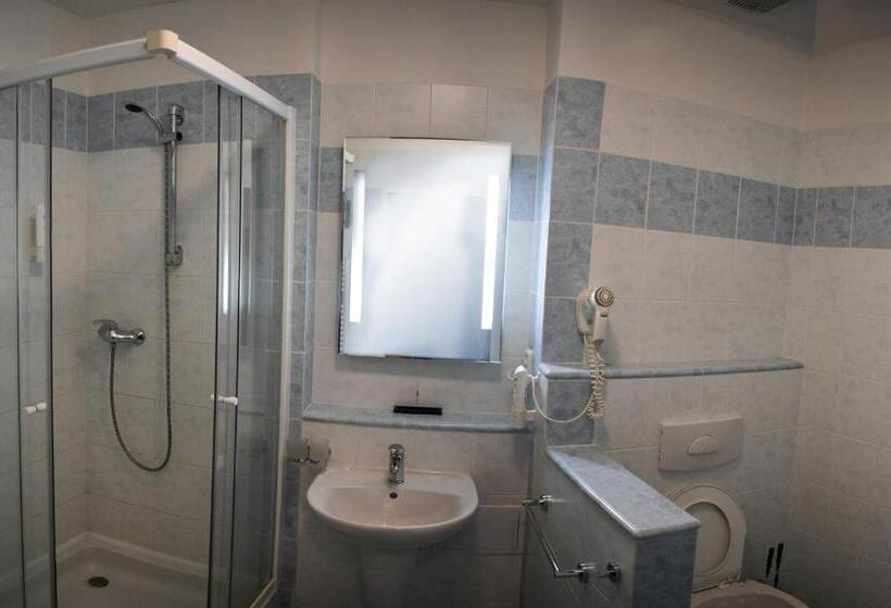 غرفة قياسية مزوَّدة بشُرفة, Ubytování Hanka V Hotelovém Pokoji C408 Top View