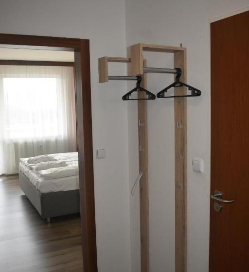 غرفة قياسية مزوَّدة بشُرفة, Ubytování Hanka V Hotelovém Pokoji C408 Top View