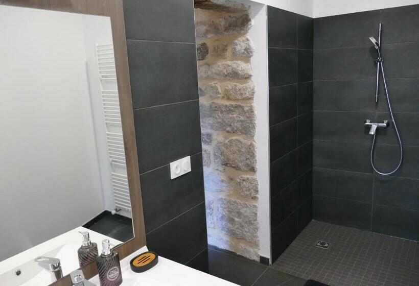 适合残疾人士使用的带超级大床的标准间, Au Pied De La Béalière