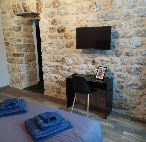 适合残疾人士使用的带超级大床的标准间, Au Pied De La Béalière