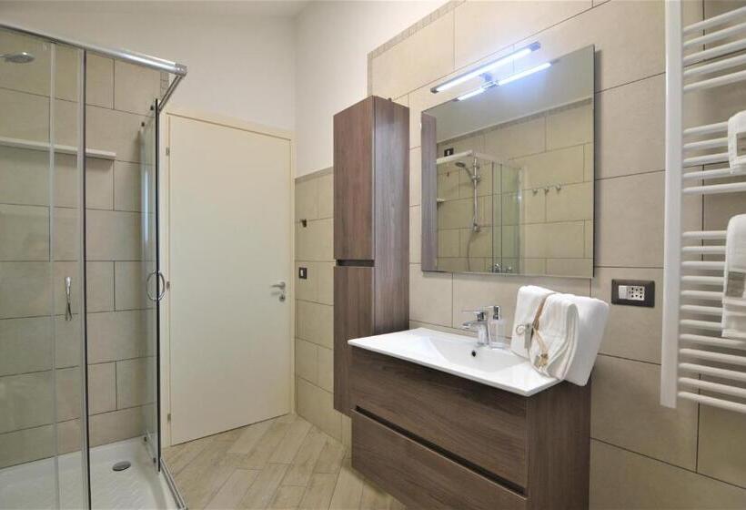 غرفة قياسية ثلاثية, B&b Canavaccio