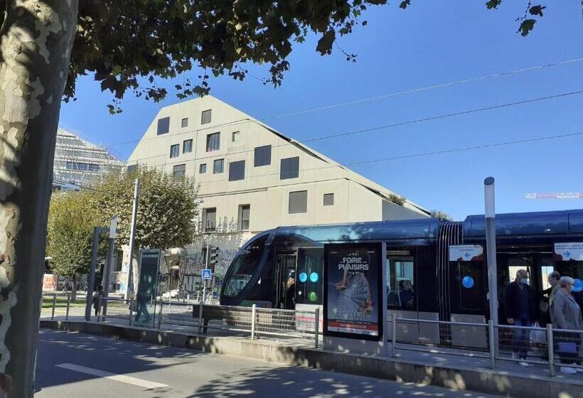 اتاق استاندارد با تخت بزرگ, Une Chambre à L Economat