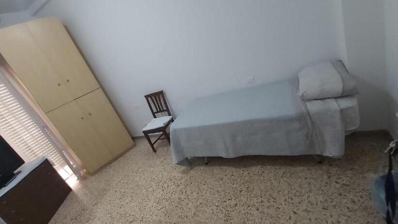 اتاق استاندارد یک نفره, Jr Escanio