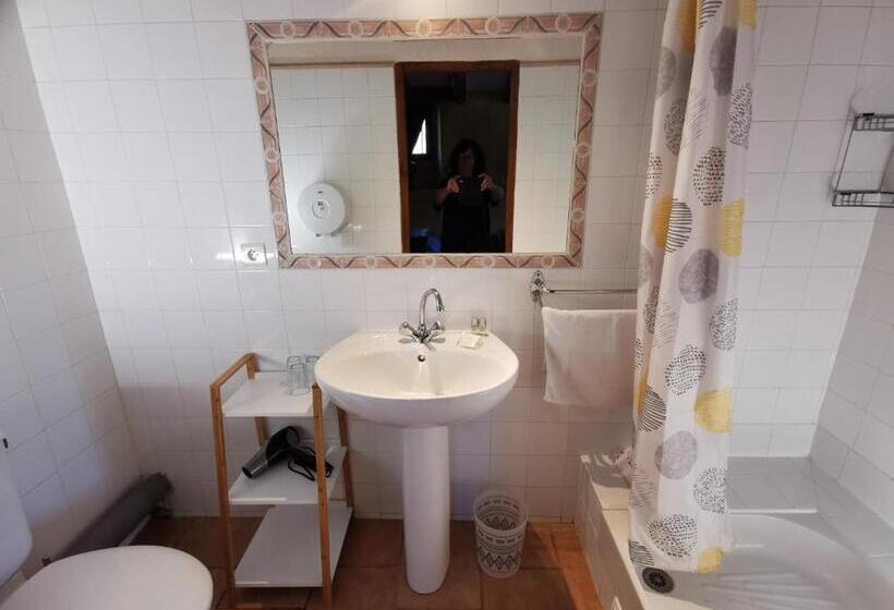 Номер Стандарт Трехместный, Le Moulin Du Temps Chambres Et Lounge Bar Au Bord De La Rivière