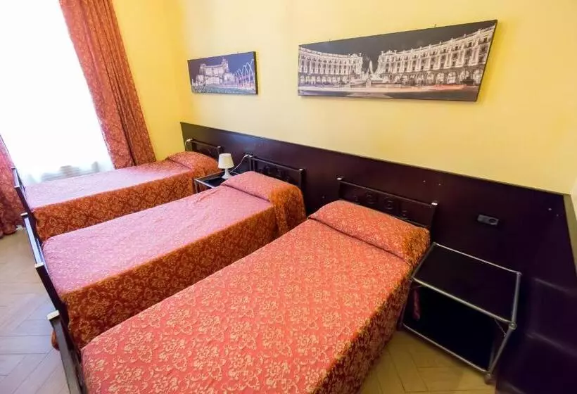 اتاق استاندارد سه تخته با سرویس بهداشتی مشترک, Funny Palace Hostel