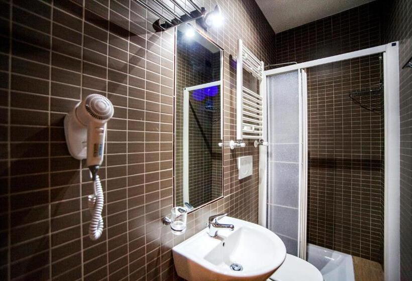 חדר סטנדרט לשלושה עם חדר אמבטיה משוף, Funny Palace Hostel