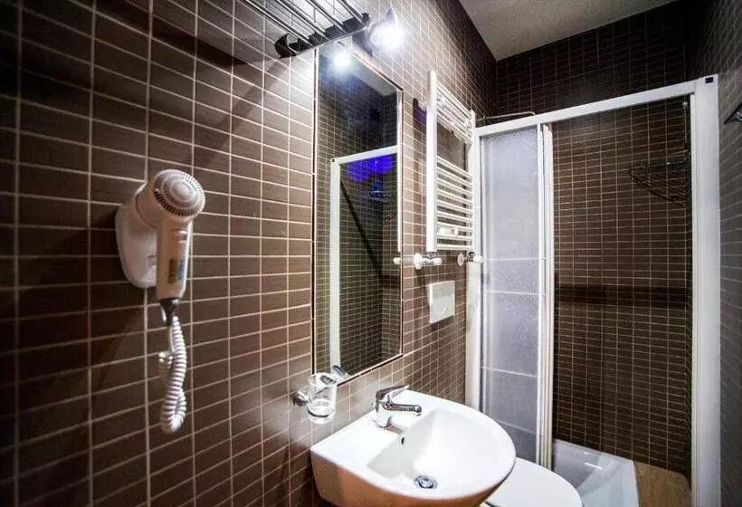 اتاق استاندارد سه تخته با سرویس بهداشتی مشترک, Funny Palace Hostel