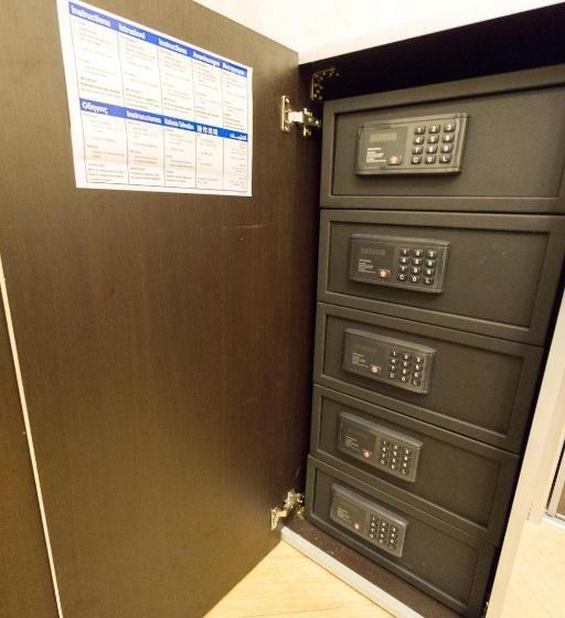 חדר סטנדרטי לארבעה עם חדר אמבטיה משותף, Funny Palace Hostel