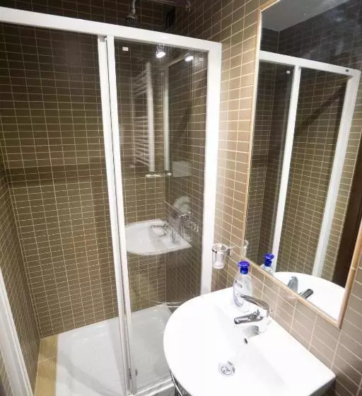 اتاق استاندارد چهارنفره با سرویس بهداشتی مشترک, Funny Palace Hostel