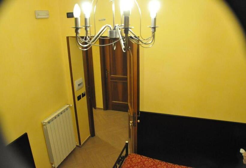 חדר סטנדרטי לארבעה עם חדר אמבטיה משותף, Funny Palace Hostel