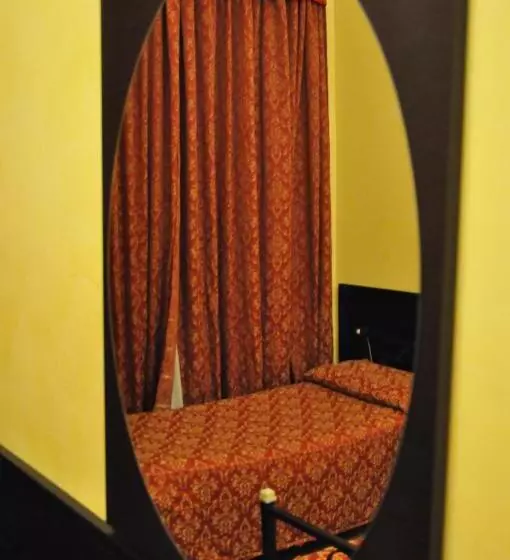 اتاق استاندارد با سرویس بهداشتی مشترک, Funny Palace Hostel